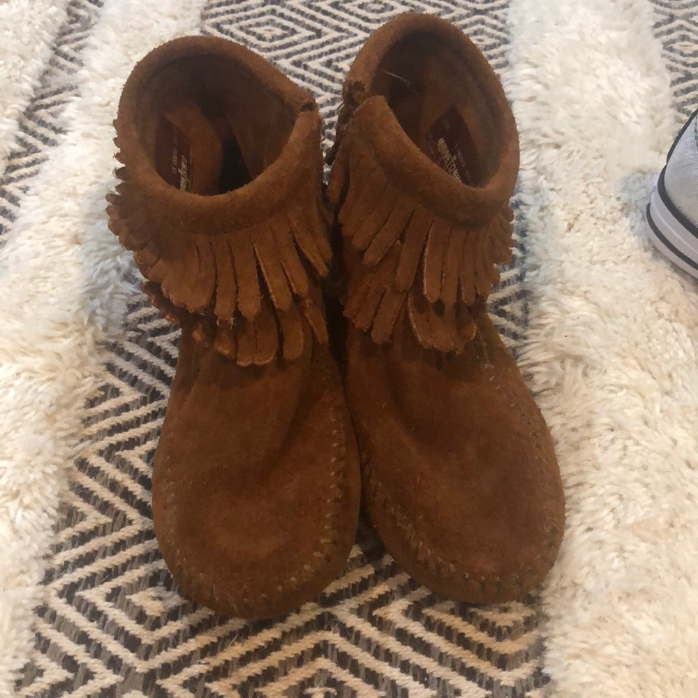 Minnesota  moccasin chestnut suede fringe bootie